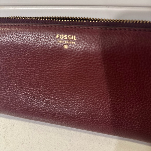 Fossil Maroon Leather Zip Wallet - Picture 1 of 4